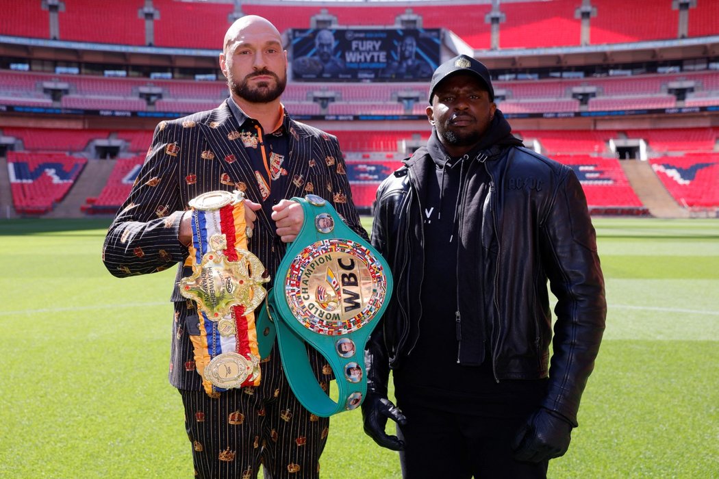 Tyson Fury a Dillian Whyte pózují před zápasem ve Wembley