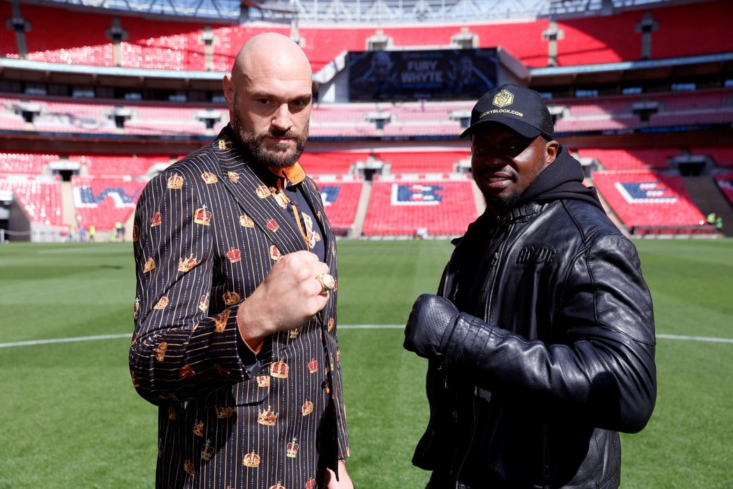 Tyson Fury a Dillian Whyte pózují před zápasem ve Wembley