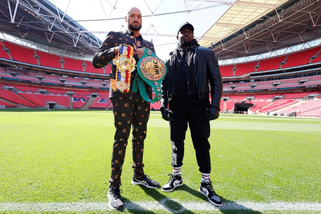 Tyson Fury a Dillian Whyte pózují před zápasem ve Wembley