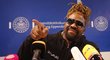 Shannon Briggs na tiskové konferenci v nemocnici v Hamburku