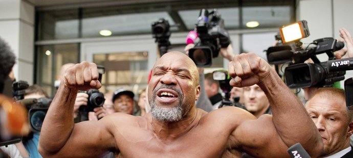 Narušitel tiskové konference - americký boxer Shannon Briggs