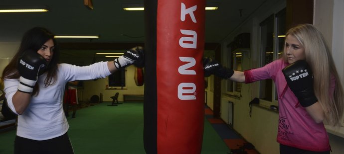 Boxerka Fabiana Bytyqi i její kolegyně Lucie Sedláčková zvládly své souboje o titul.
