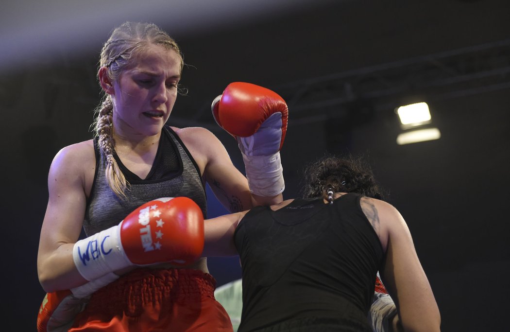 Boxerka Fabiana Bytyqi obhájila pás juniorské mistryně světa organizace WBC v mini muší váze.