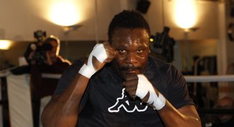 Boxer Chisora přišel po bitce s Hayem na neurčito o licenci