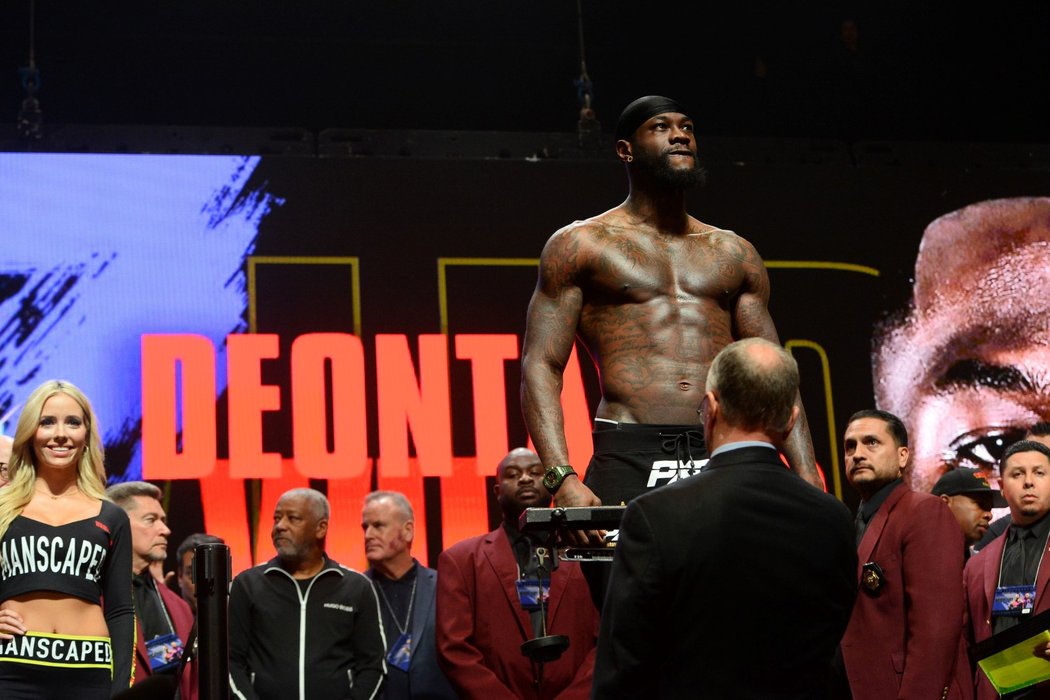 Deontay Wilder na oficiálním vážení před zápasem ukázal svou vypracovanou postavu