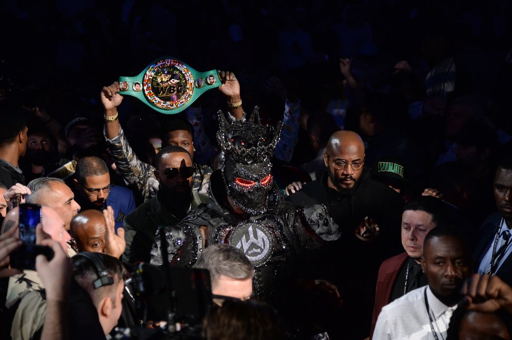 Deontay Wilder měl prý při nástupu příliš těžký kostým a i kvůli tomu prohrál