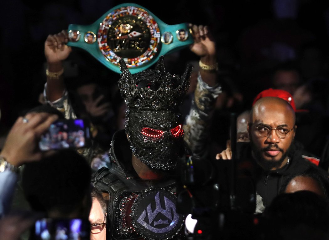 Deontay Wilder měl prý při nástupu příliš těžký kostým a i kvůli tomu prohrál