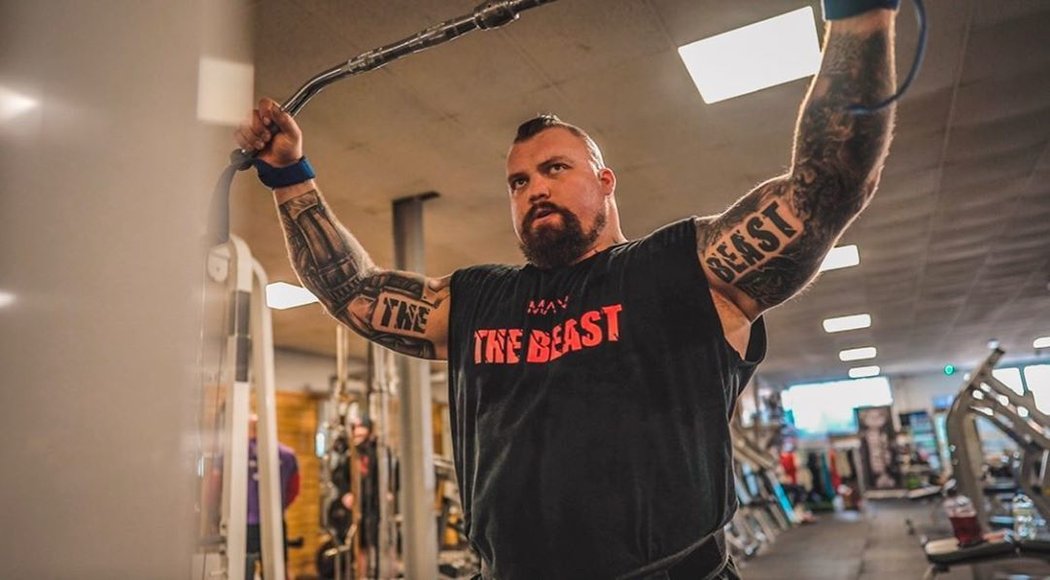 186kilový Eddie Hall pilně trénuje na boxerské klání s Thorem Björnssonem