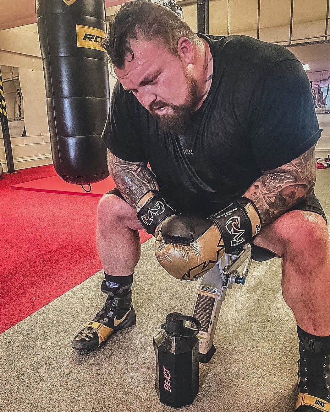 186kilový Eddie Hall pilně trénuje na boxerské klání s Thorem Björnssonem