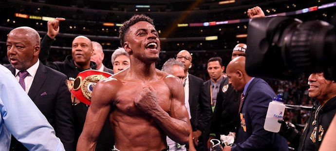 Boxer Errol Spence Jr. se raduje z triumfu v zápase s Shawnem Porterem