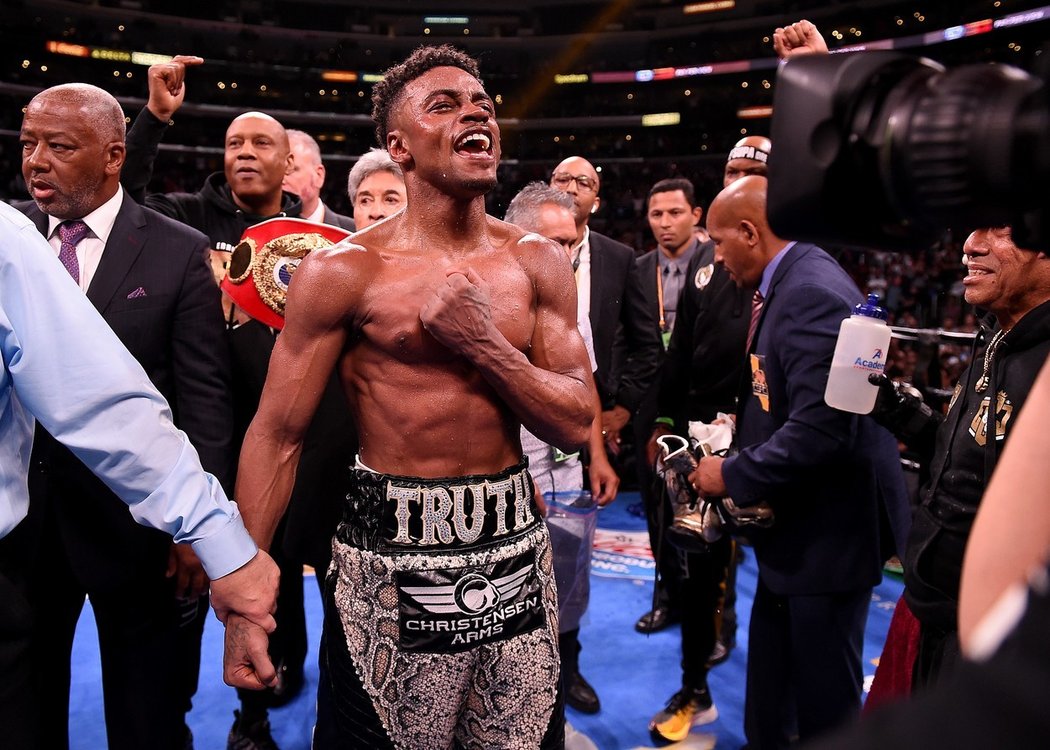 Boxer Errol Spence Jr. se raduje z triumfu v zápase s Shawnem Porterem