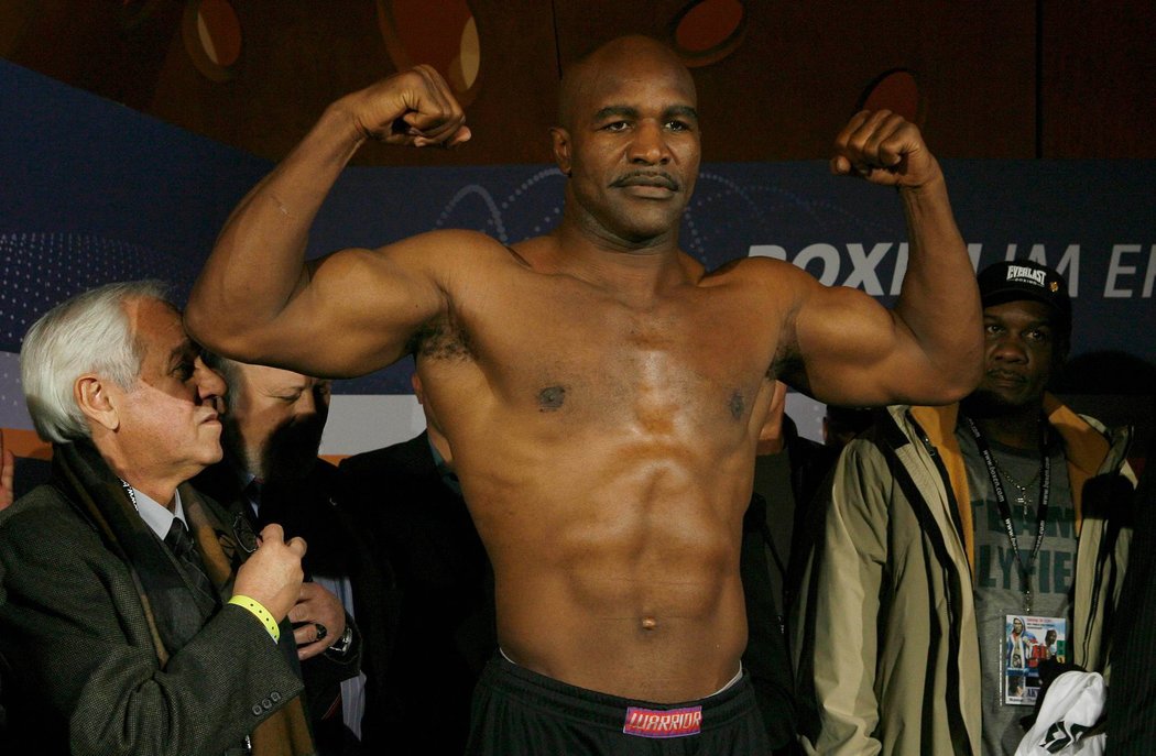 Evander Holyfield před duelem proti Nikolaji Valujevovi v roce 2008