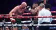 Tyson Fury v boxerské exhibici s problémy udolal někdejšího zápasníka UFC Francise Ngannoua