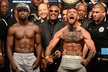 Conor McGregor se na vážení pustil do Floyda Mayweathera