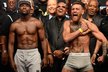 Conor McGregor se na vážení pustil do Floyda Mayweathera