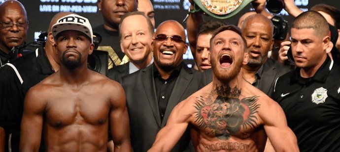 Conor McGregor se na vážení pustil do Floyda Mayweathera