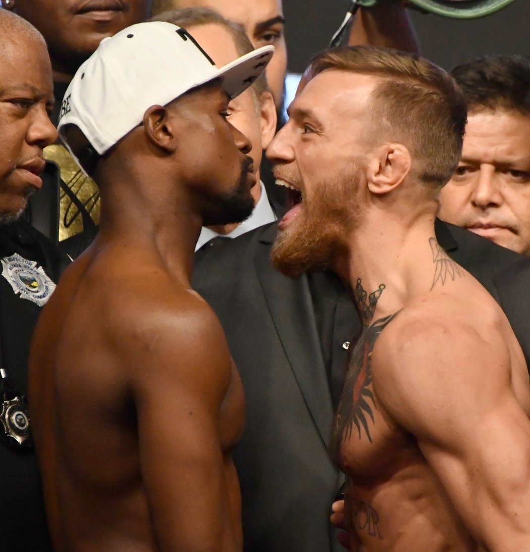 Conor McGregor se na vážení pustil do Floyda Mayweathera