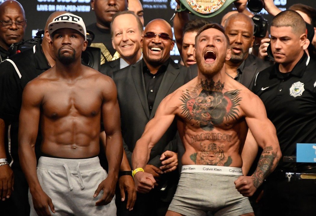 Conor McGregor se na vážení pustil do Floyda Mayweathera