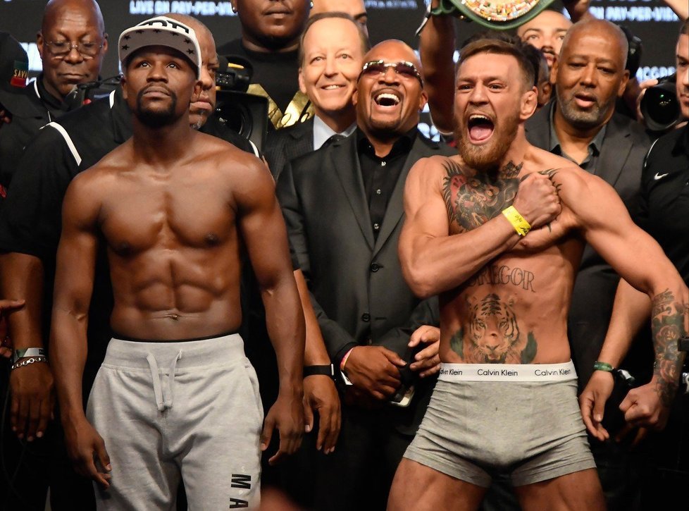 Conor McGregor se na vážení pustil do Floyda Mayweathera