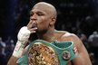 Americký boxer Floyd Mayweather se raduje z vítězství nad Robertem Guerrerem