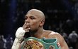 Americký boxer Floyd Mayweather se raduje z vítězství nad Robertem Guerrerem