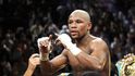 Floyd Mayweather slaví své vítězství nad Robertem Guerrerem, které mu vydělalo pořádný balík Floyd Mayweather slaví své vítězství nad Robertem Guerrerem, které mu vydělalo pořádný balík