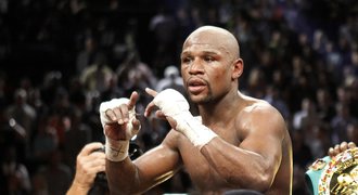 Půjde o 12 miliard? Mayweathera lákají na další boxerský velesouboj