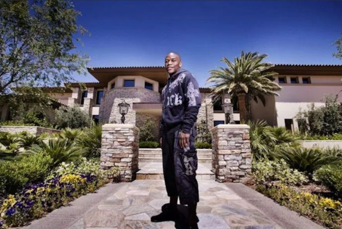 Luxusní dům boxera Floyda Mayweathera napadli o víkendu zloději. Luxusní dům boxera Floyda Mayweathera napadli o víkendu zloději.