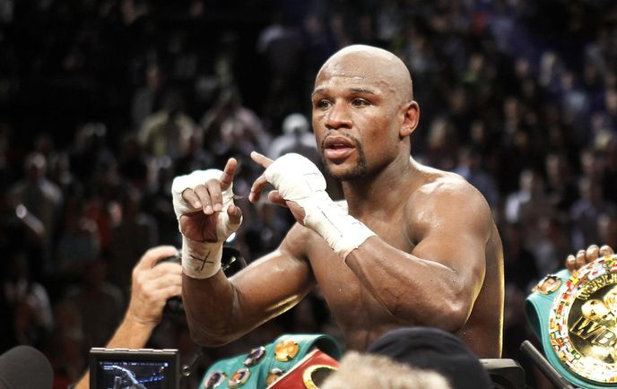 Floyd Mayweather slaví své vítězství nad Robertem Guerrerem, které mu vydělalo pořádný balík