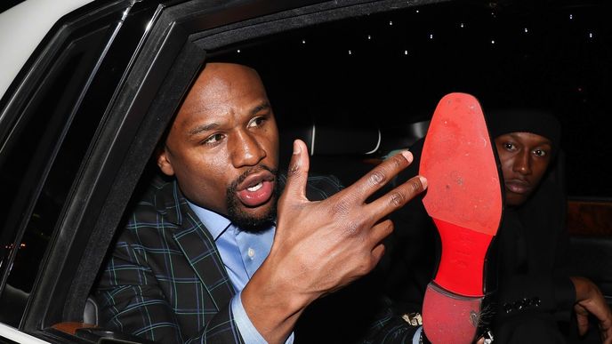 Floyd Mayweather si oslavu svých čtyřicátin užíval, později ale zjistil, že mu zatím vykradli dům. Floyd Mayweather si oslavu svých čtyřicátin užíval, později ale zjistil, že mu zatím vykradli dům.