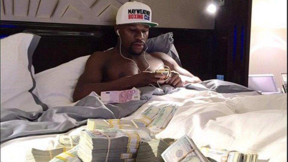 Floyd Mayweather se na sociálních sítích rád chlubí svým nezměrným bohatstvím.