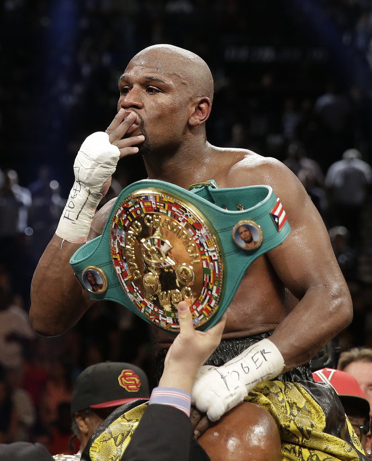 Americký boxer Floyd Mayweather se raduje z vítězství nad Robertem Guerrerem