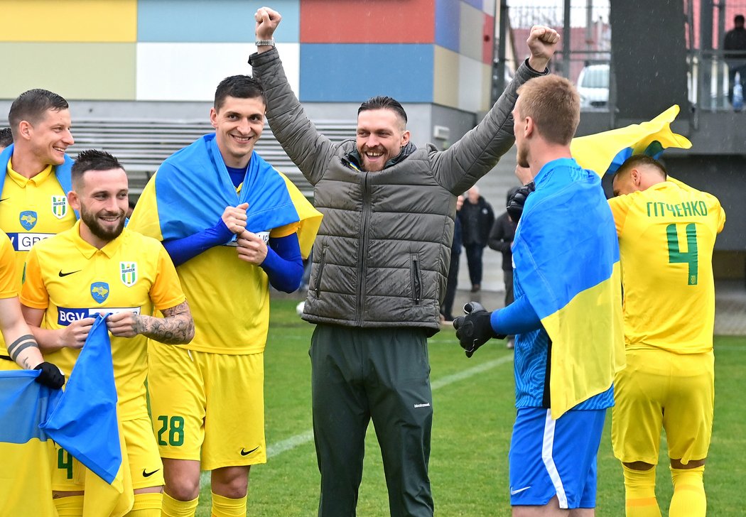 Slavný boxer Oleksandr Usyk dorazil do Hradce podpořit kamarády z ftobalového Žytomyru