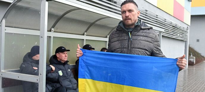 Slavný boxer Oleksandr Usyk dorazil do Hradce podpořit kamarády z ftobalového Žytomyru