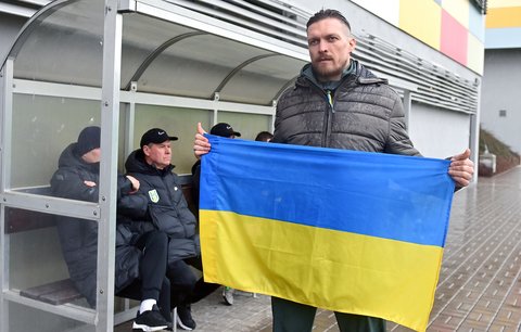 Slavný boxer Oleksandr Usyk dorazil do Hradce podpořit kamarády z ftobalového Žytomyru