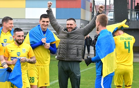 Slavný boxer Oleksandr Usyk dorazil do Hradce podpořit kamarády z ftobalového Žytomyru