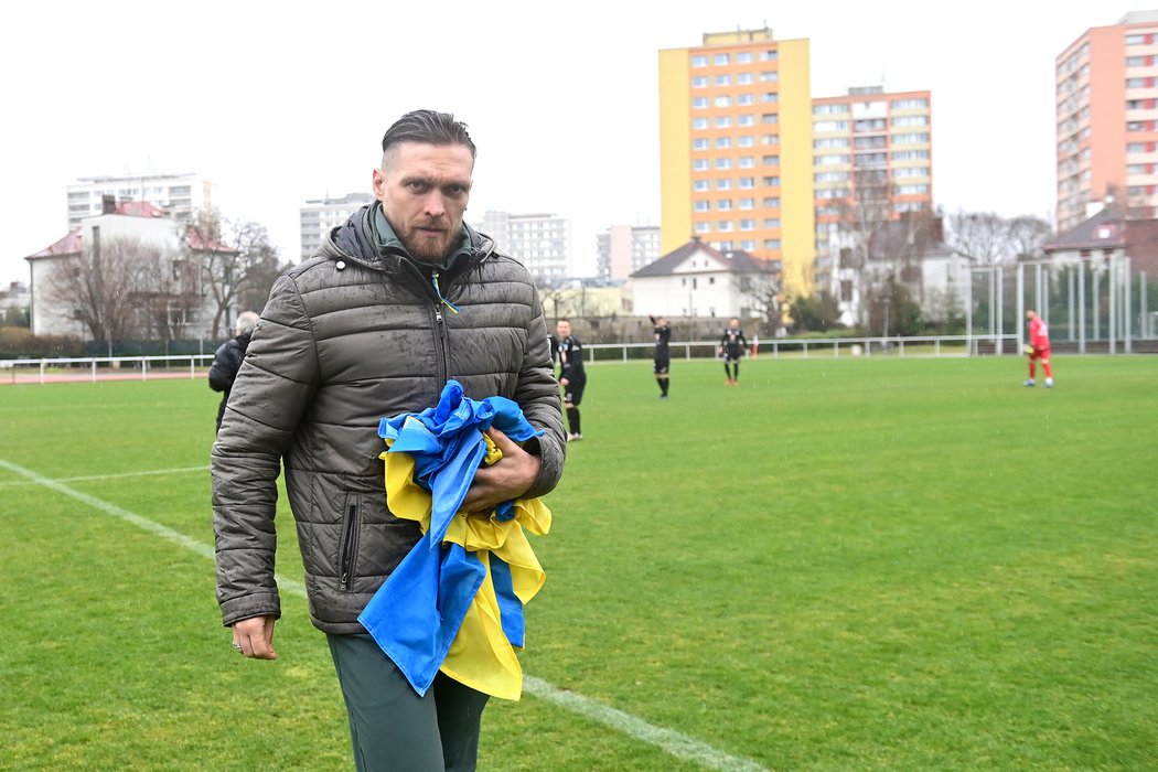 Slavný boxer Oleksandr Usyk dorazil do Hradce podpořit kamarády z ftobalového Žytomyru