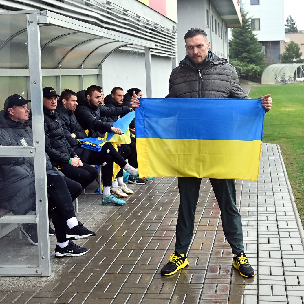 Slavný boxer Oleksandr Usyk dorazil do Hradce podpořit kamarády z ftobalového Žytomyru