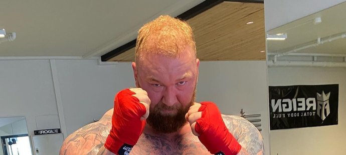 Hafthor Björnsson pilně trénuje na Eddieho Halla