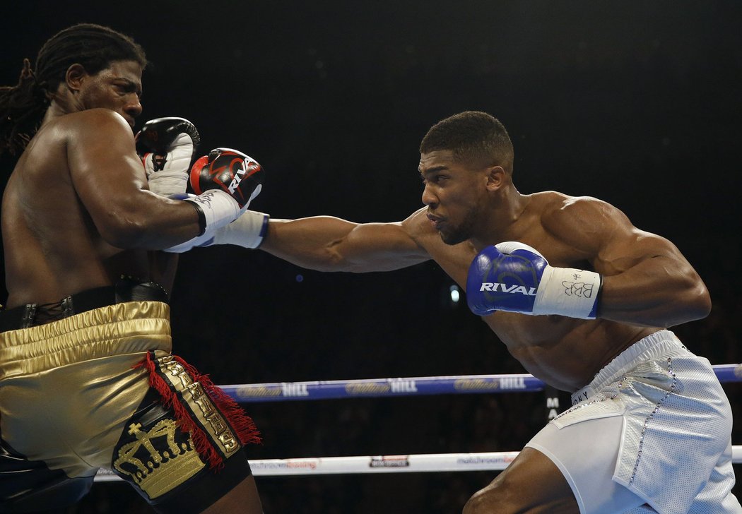 Anthony Joshua zasypal soupeře údery