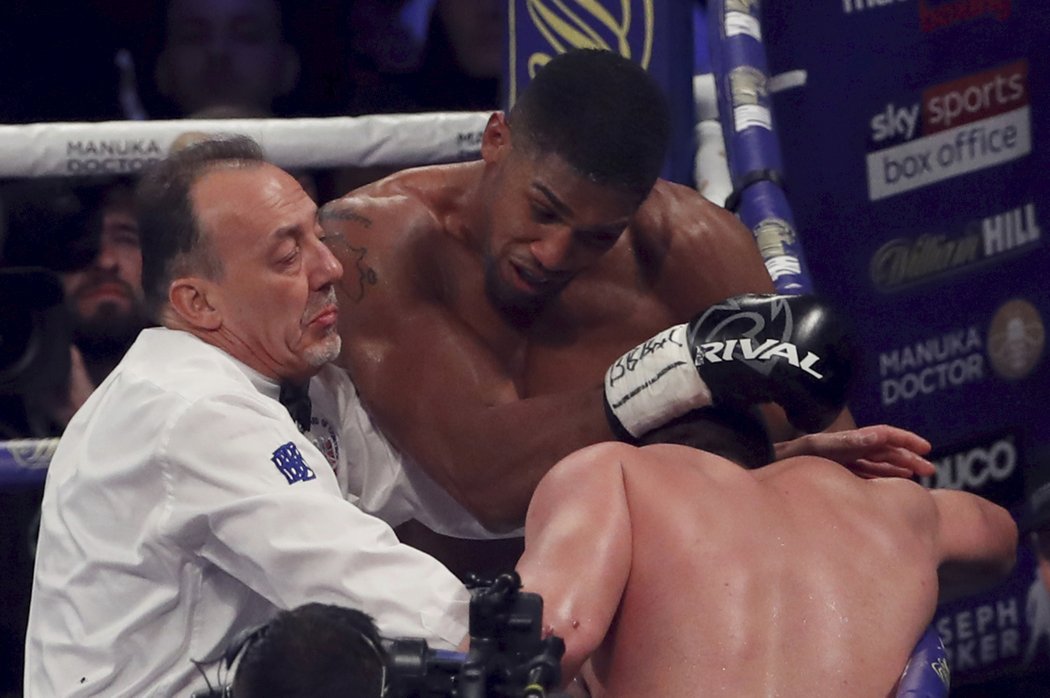 Anthony Joshua a Joseph Parker nabídli fanouškům dramatickou podívanou