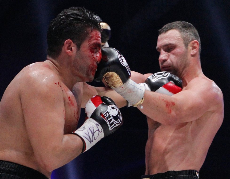 Rány a krev! Rozhodčí zápas Kličko - Charr ukončil kvůli krvavému šrámu v obličeji druhého jmenovaného boxera