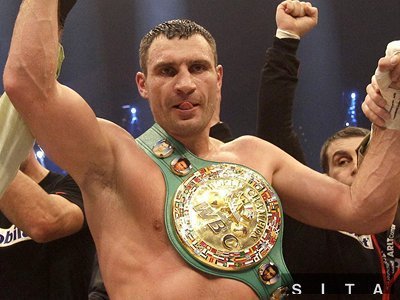 Vitalij Kličko porazil Derecka Chisoru a obhájil mistrovský pás profesionální organizace WBC.
