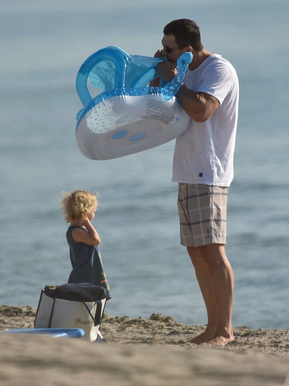 Vladimir Kličko vyrazil na pláž v Miami ve společnosti malé dcerky Kayi.