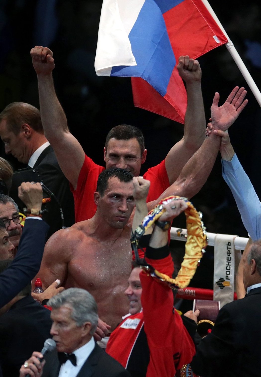 Ukrajinský boxer Vladimir Kličko zůstává mistrem světa v těžké váze organizací WBO, IBF, IBO a WBA. Rusa Alexandra Povětkina dnes v Olympijské hale v Moskvě porazil jednoznačně na body a prodloužil svou devítiletou neporazitelnost.
