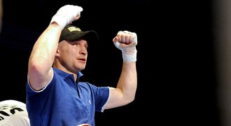 Bajsangurov půjde k zemi, říká boxer Konečný před bitvou o titul