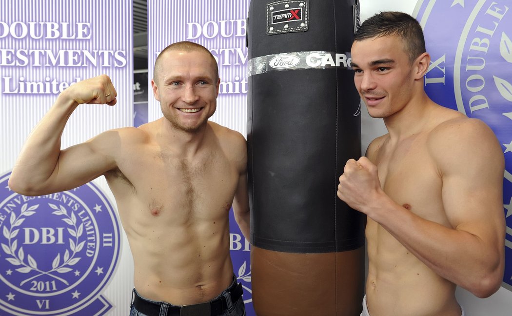 Český boxer Lukáš Konečný (vlevo) se utká o mistrovský titul s Francouzem Salimem Larbim