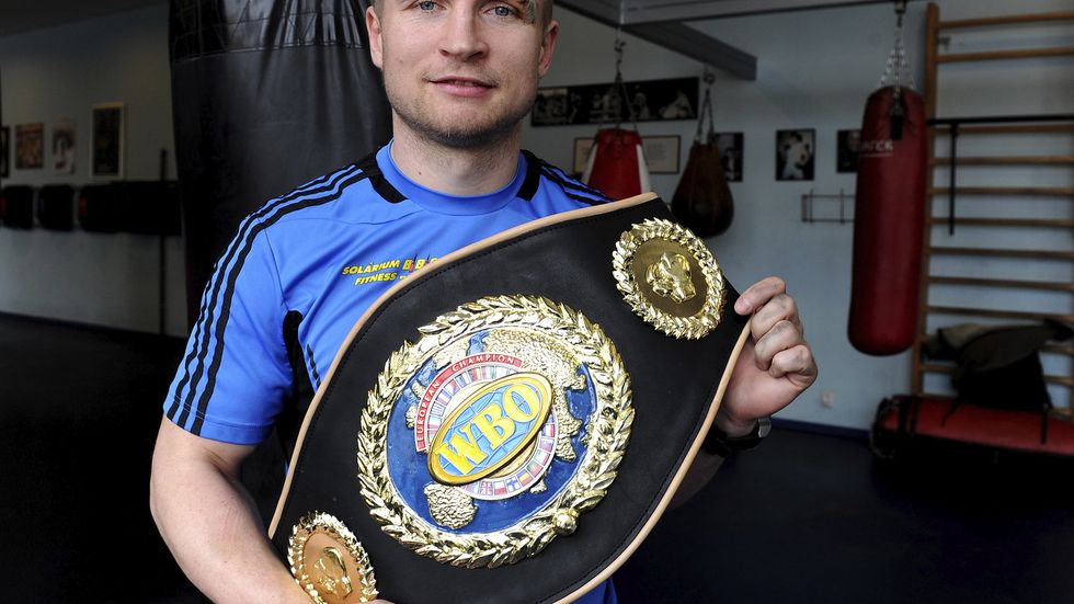 Už jen dva týdny a boxer Lukáš Konečný vstoupí do ringu v americkém Washingtonu, aby se v něm utkal o titul mistra světa WBO ve střední váze. Třetí díl iSport TV o zákulisí přípravy přibližuje jeho život v Ústí nad Labem, kde s žije s celou rodinou v paneláku.