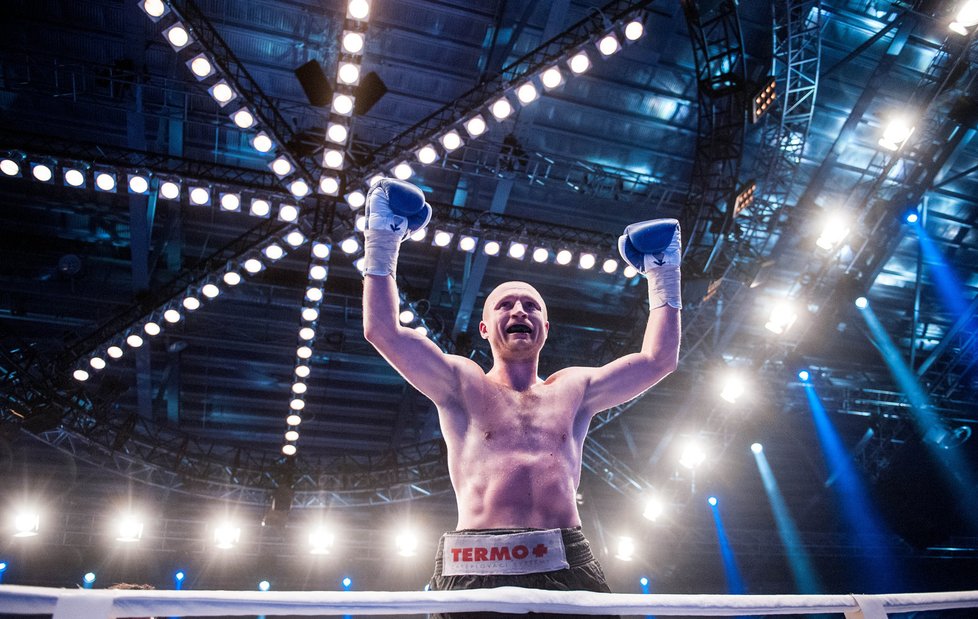 Jako Rocky! Český boxer Lukáš Konečný jednoznačně zničil svého soka z Francie