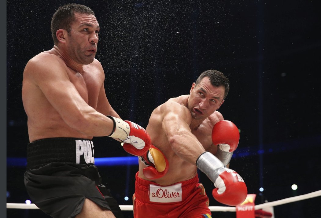 Kubrat Pulev inkasuje jeden z tvrdých úderů z dílny Vladimira Klička